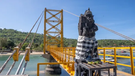 The entrance of the Yellow bridge at Nusa Ceningan