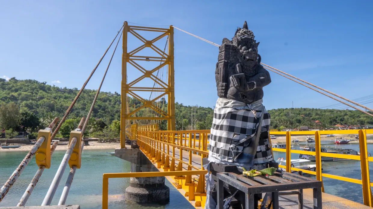 The entrance of the Yellow bridge at Nusa Ceningan