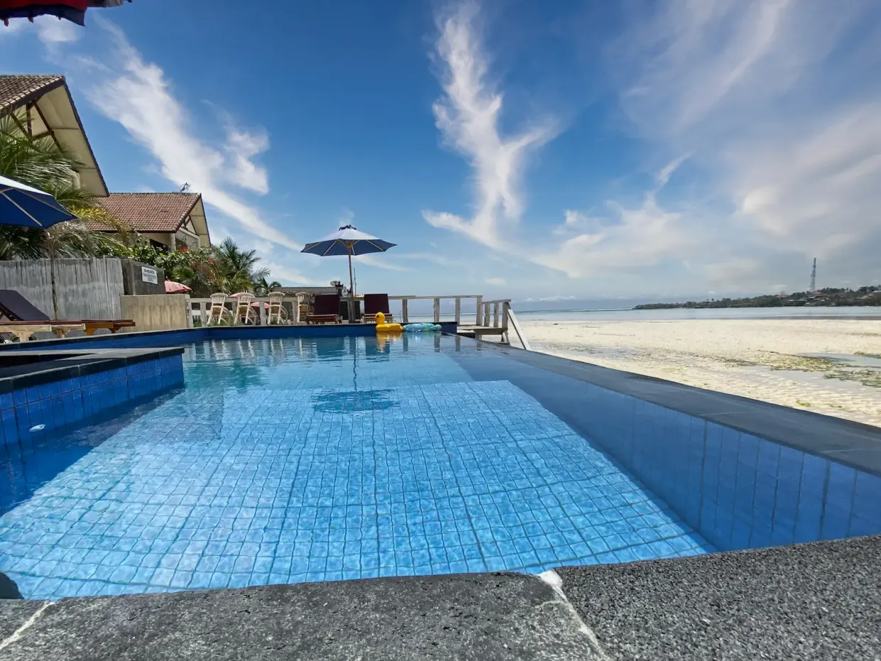 D'pasih pool with ocean view. 