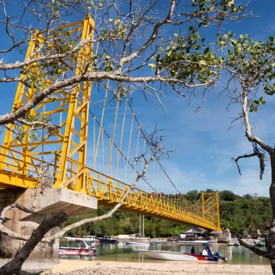 Yellow bridge Nusa Ceningan